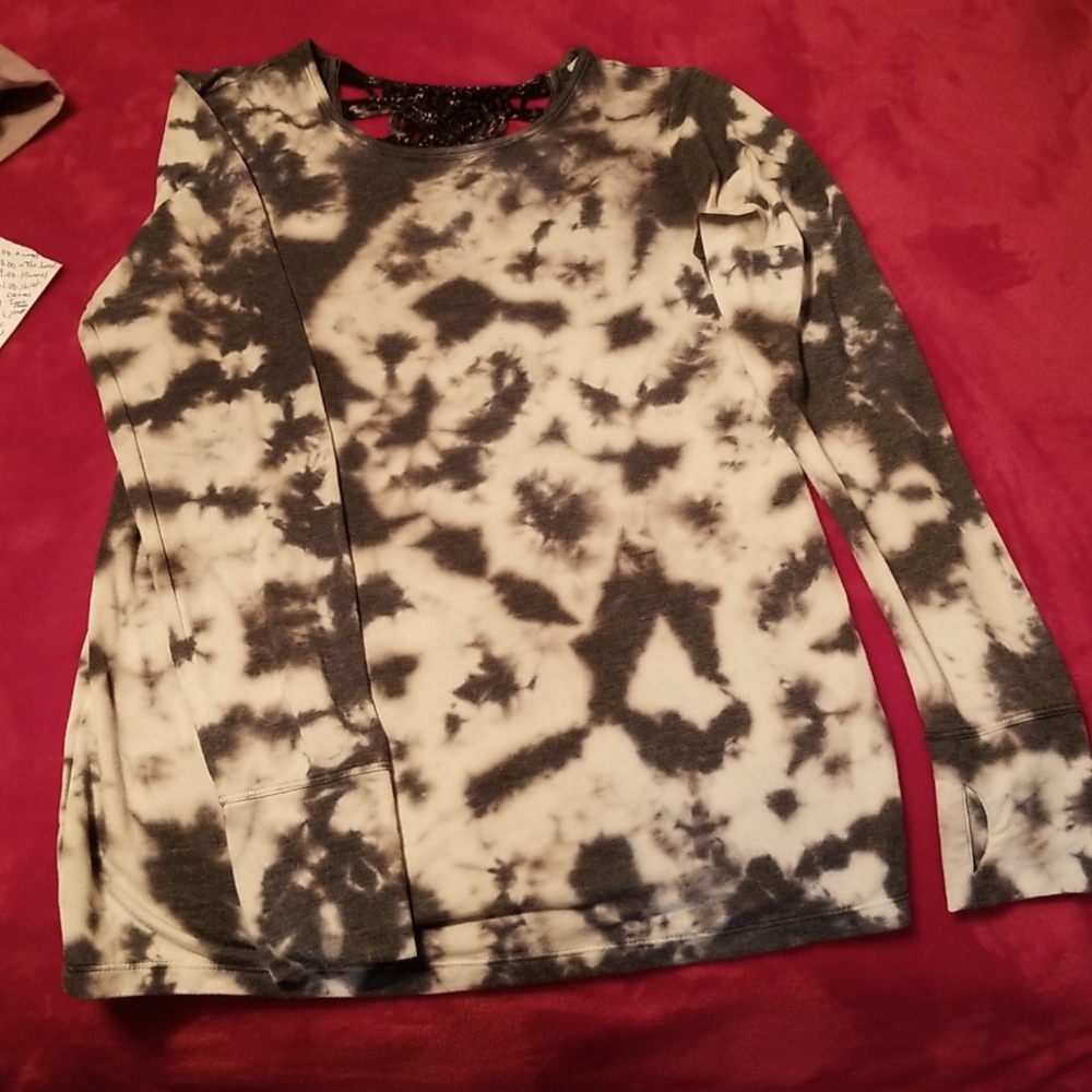 IDEOLGY, MED,  TIE DIED PULLOVE TOP,  THUMB HOLES, CUTE WOVEN EMBLEM ON BACK